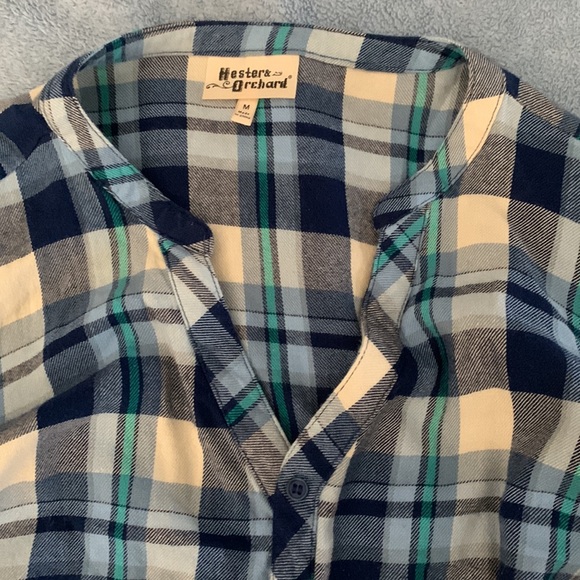 Medium button down,v neck flannel - Picture 2 of 5